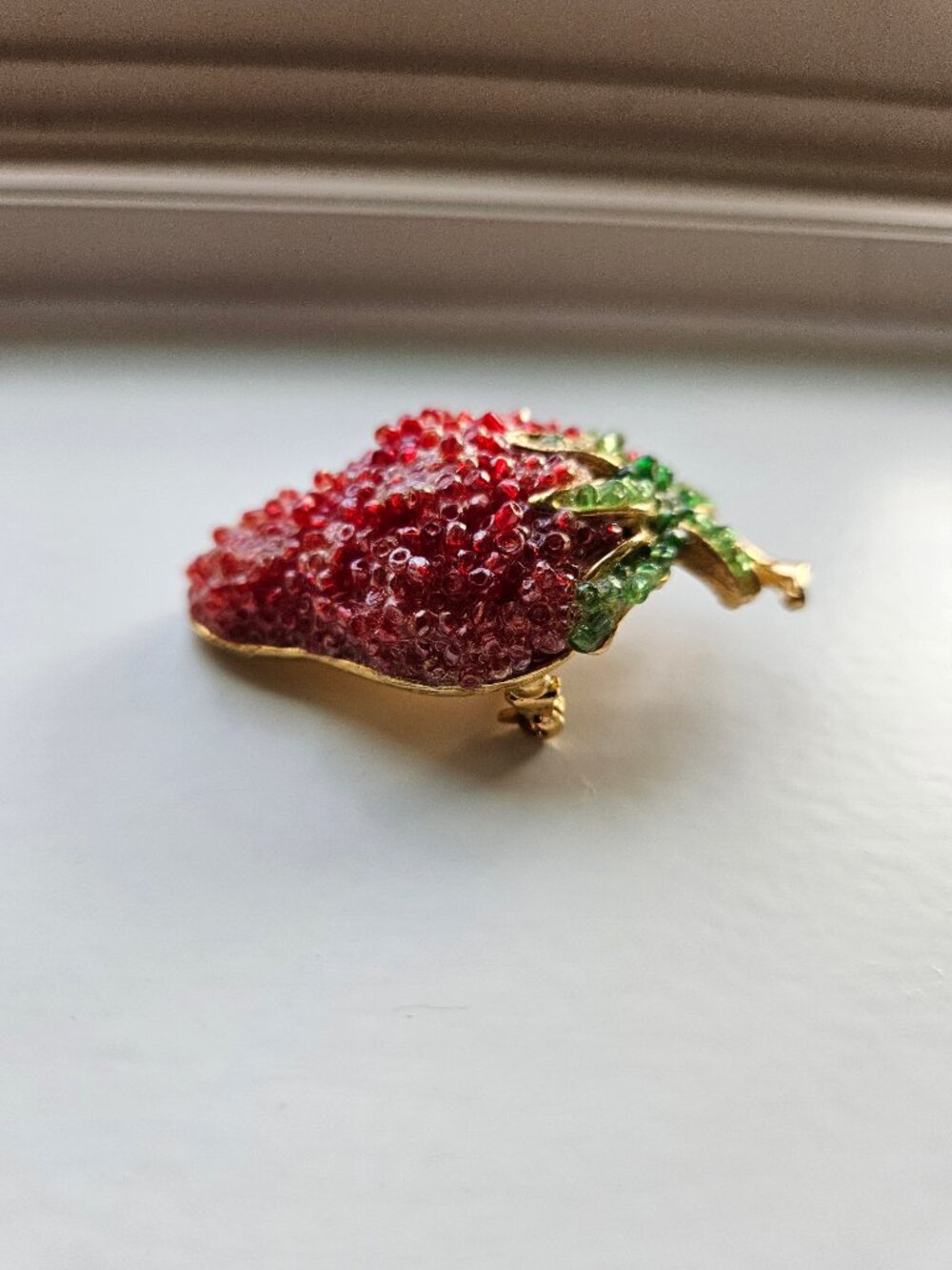 RARE & VINTAGE WEISS GLAZED STRAWBERRY CRYSTAL BROOCH /PIN IN HEAVY GOLD SETTING - Picture 7 of 15